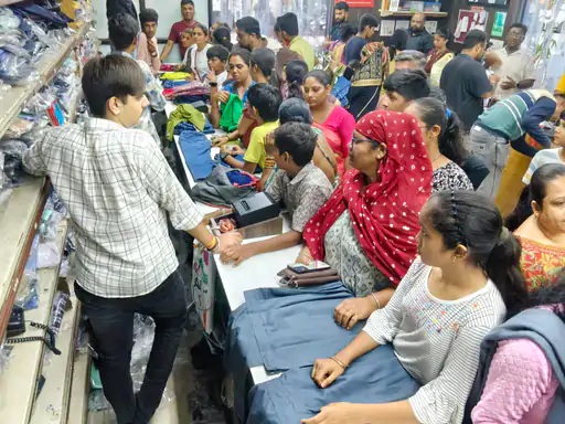 શિક્ષણ ખર્ચમાં વધારો: રાજકોટમાં સ્કૂલ સામગ્રી 10% મોંઘી, વાલીઓ ખરીદી માટે ઉમટ્યા