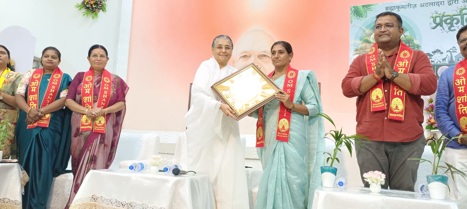 બ્રહ્માકુમારીઝ અટલાદરા ખાતે વિશ્વ પર્યાવરણ દિવસ નિમિત્તે વૃક્ષારોપણ અને સન્માન સમારોહ યોજાયો