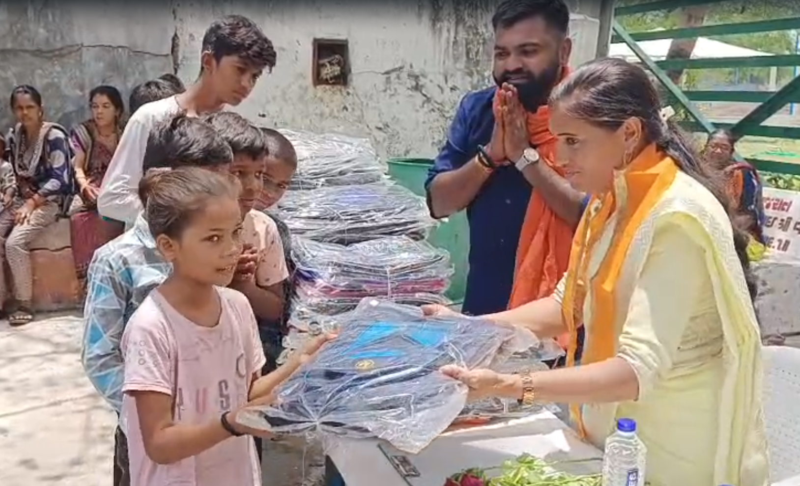 સનાતની યુવા સેના દ્વારા વિદ્યાર્થીઓને શૈક્ષણિક કીટ વિતરણ