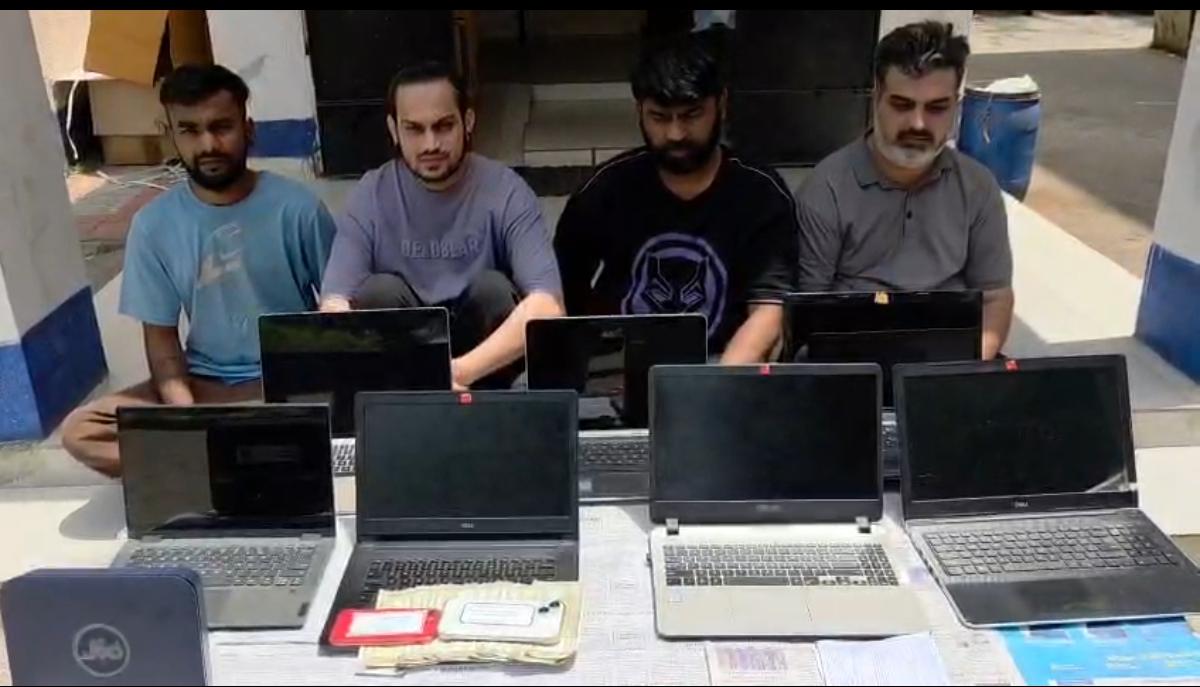 અકોટામાં આંતરરાષ્ટ્રીય ફેક કોલ સેન્ટરનો પર્દાફાશ, ચાર આરોપીઓ ઝડપાયા