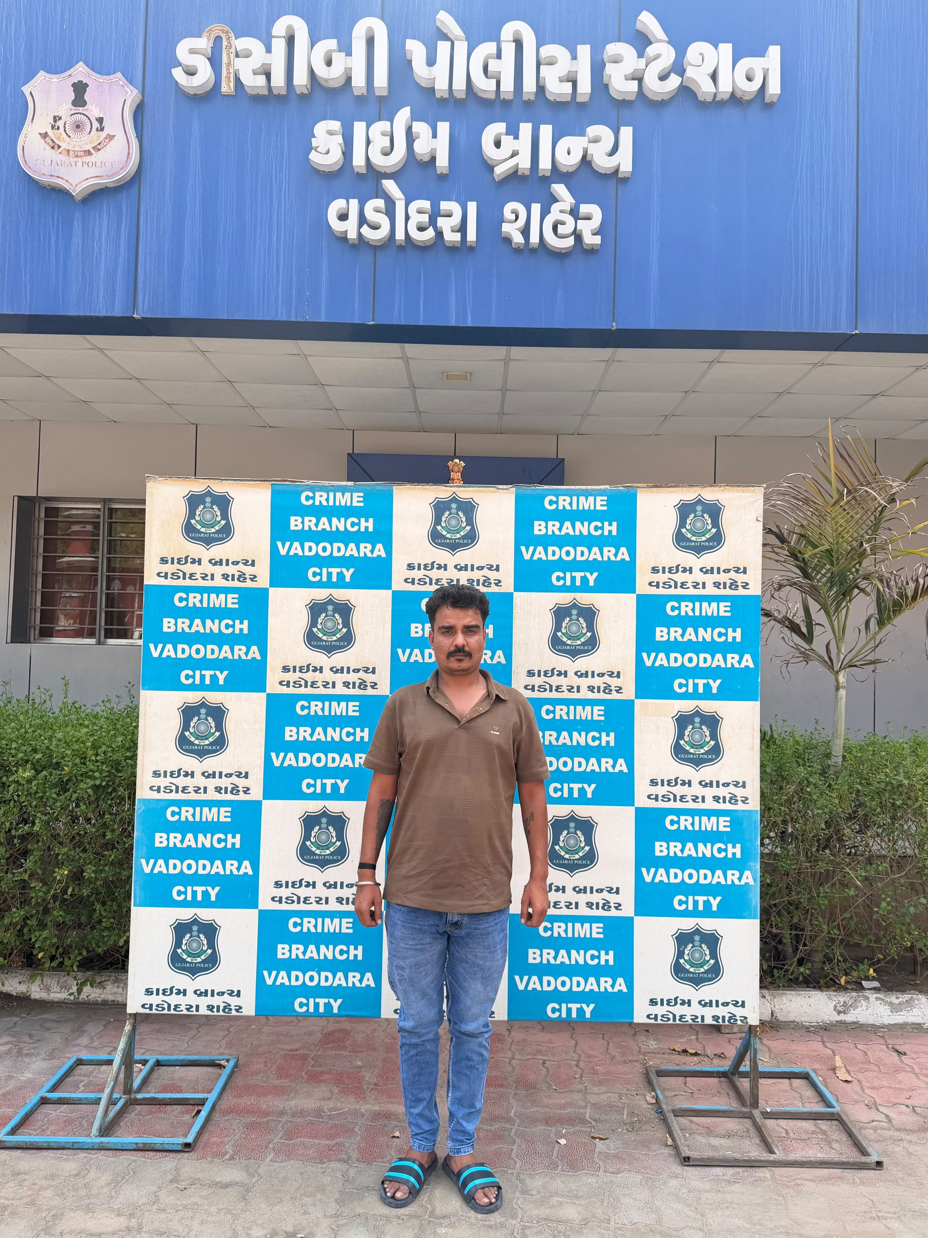 સિંગાપોર મોકલવાના નામે ₹37.98 લાખની છેતરપિંડીનો ફરાર આરોપી મધ્યપ્રદેશથી ઝડપાયો