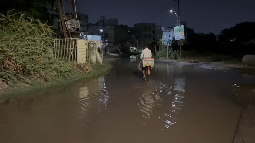 અટલાદરા પ્રમુખસ્વામી કુટીર સોસાયટીમાં પાણીની લીકેજ સમસ્યા યથાવત, તંત્રની બેદરકારી સામે રોષ