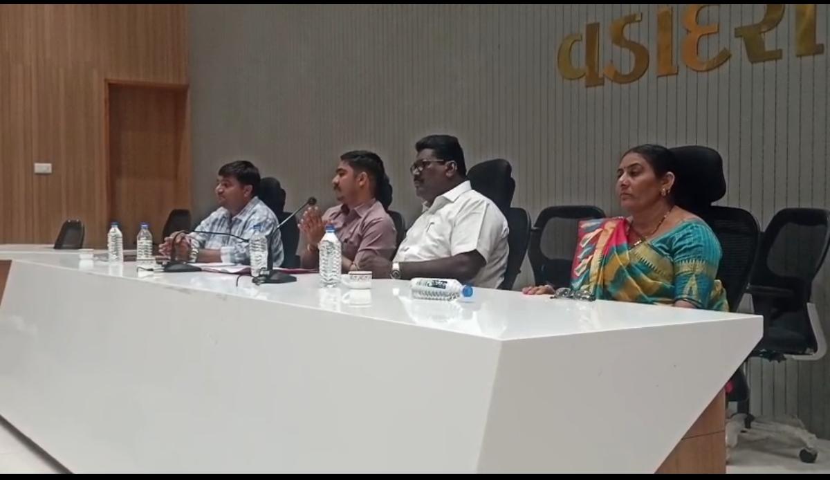 તાલુકા પંચાયતની સામાન્ય સભામાં વિવાદ: ભાજપ હોદ્દેદારોની હાજરીને લઈ વિરોધ, યોગેશ પટેલને શ્રદ્ધાંજલિ ન મળતાં આશ્ચર્ય