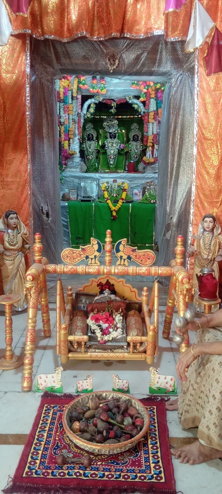 અધિક માસના અંતિમ દિવસે શ્રી વિઠ્ઠલનાથજી મંદિરમાં પલ્લા અને દીપદાનનો ભવ્ય મનોરથ