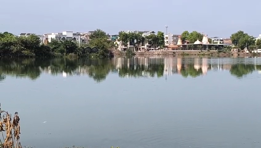 ઊંડેરા તળાવ ઓવરફ્લોની કિનારે, પાલિકાની નિષ્ક્રિયતાથી હજારો જીવ જોખમમાં