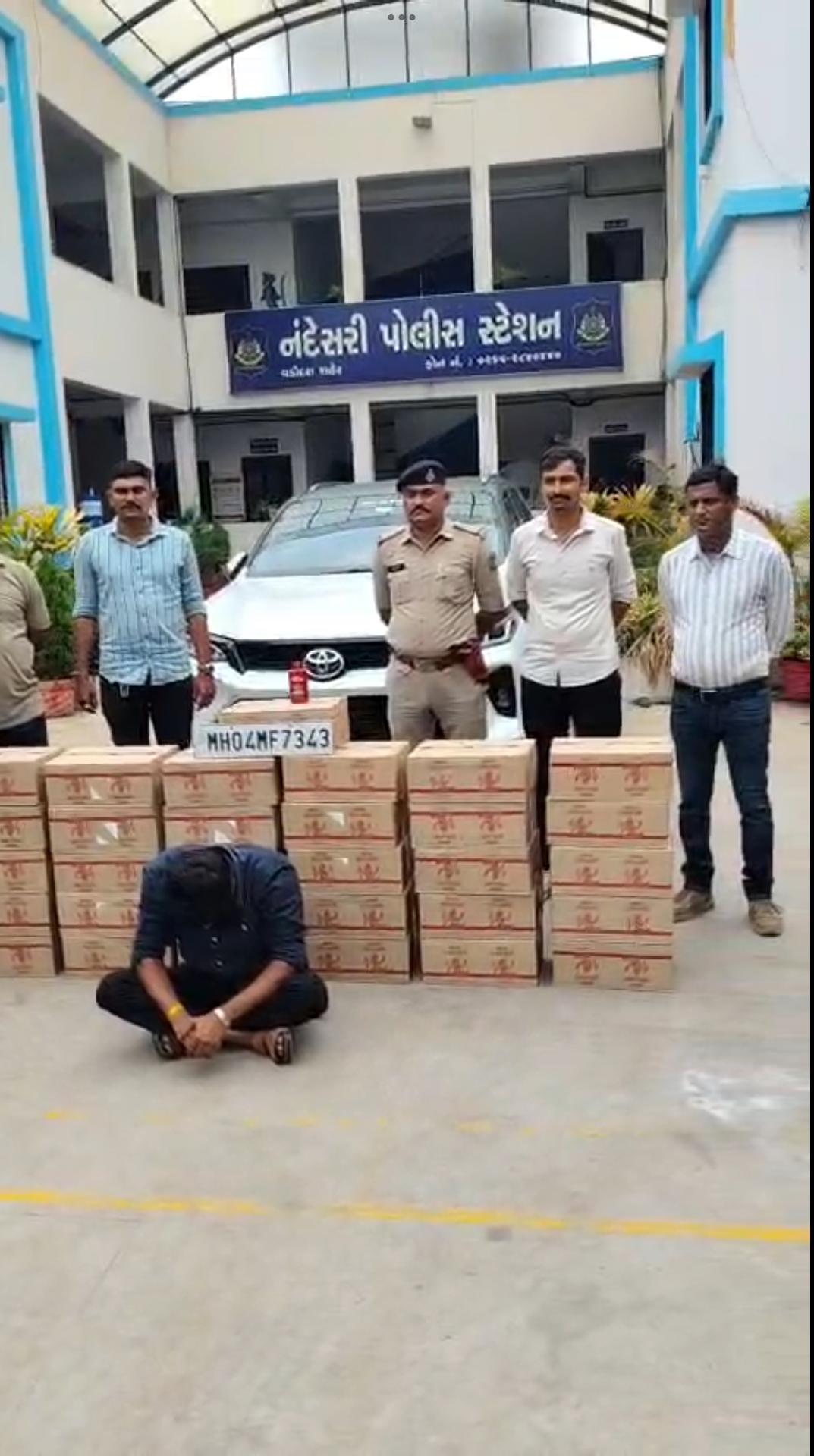 નંદેસરી પોલીસે ફાજલપુર ટોલનાકા પાસે કારમાંથી રૂ. 23.96 લાખનો દારૂનો જથ્થો ઝડપી પાડ્યો