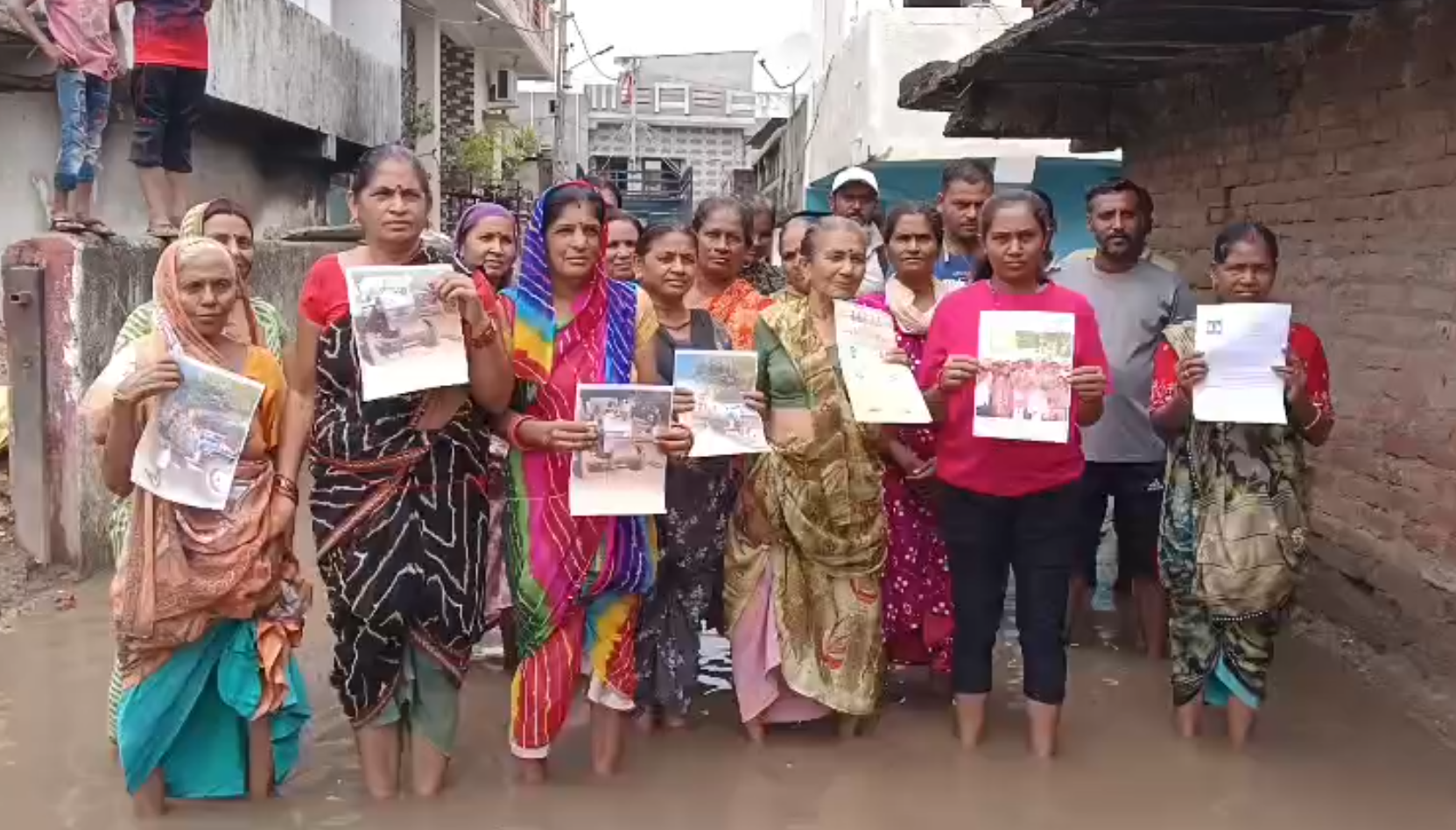 ગોરવામાં 7 વર્ષથી પાણી ભરાવાની સમસ્યા યથાવત, લોકોએ નેતાઓના પોસ્ટર પાણીમાં ડૂબાડ્યા