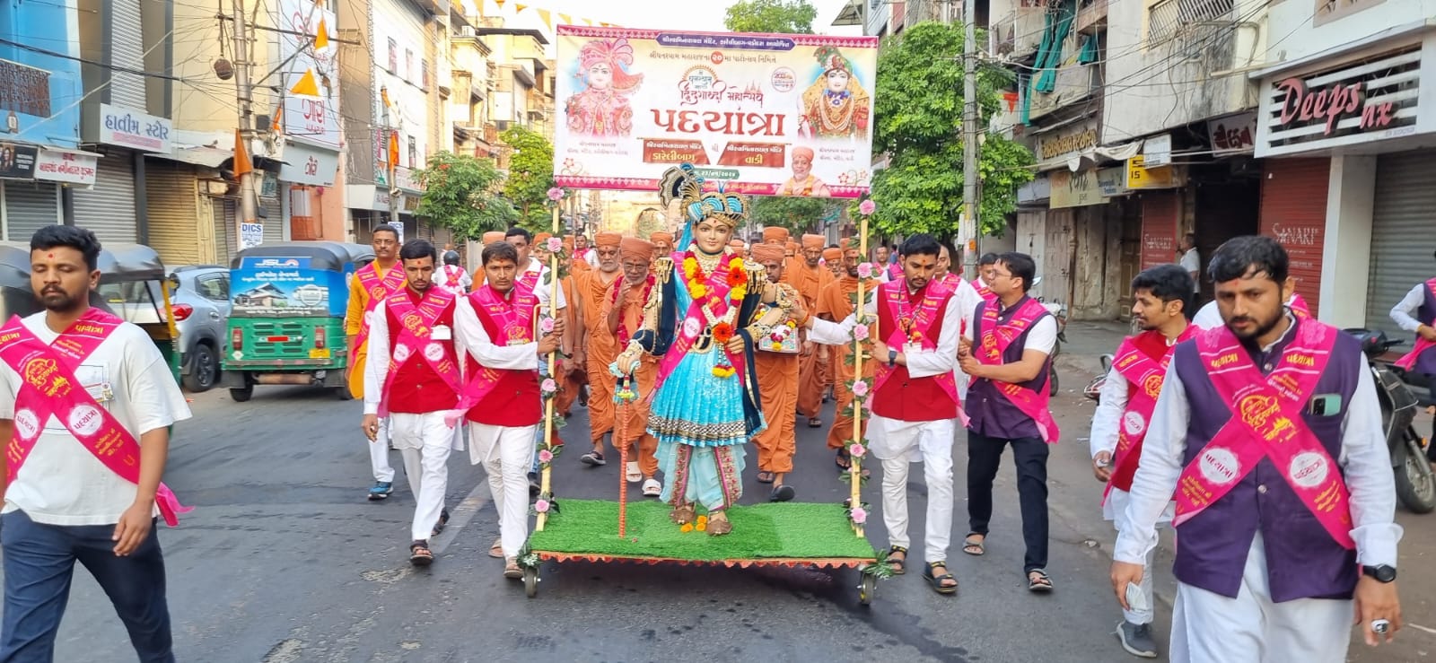 ઘનશ્યામ મહારાજ દ્વિદશાવદી 20મો પાટોત્સવ નિમિત્તે ભવ્ય પદયાત્રા યોજાઈ