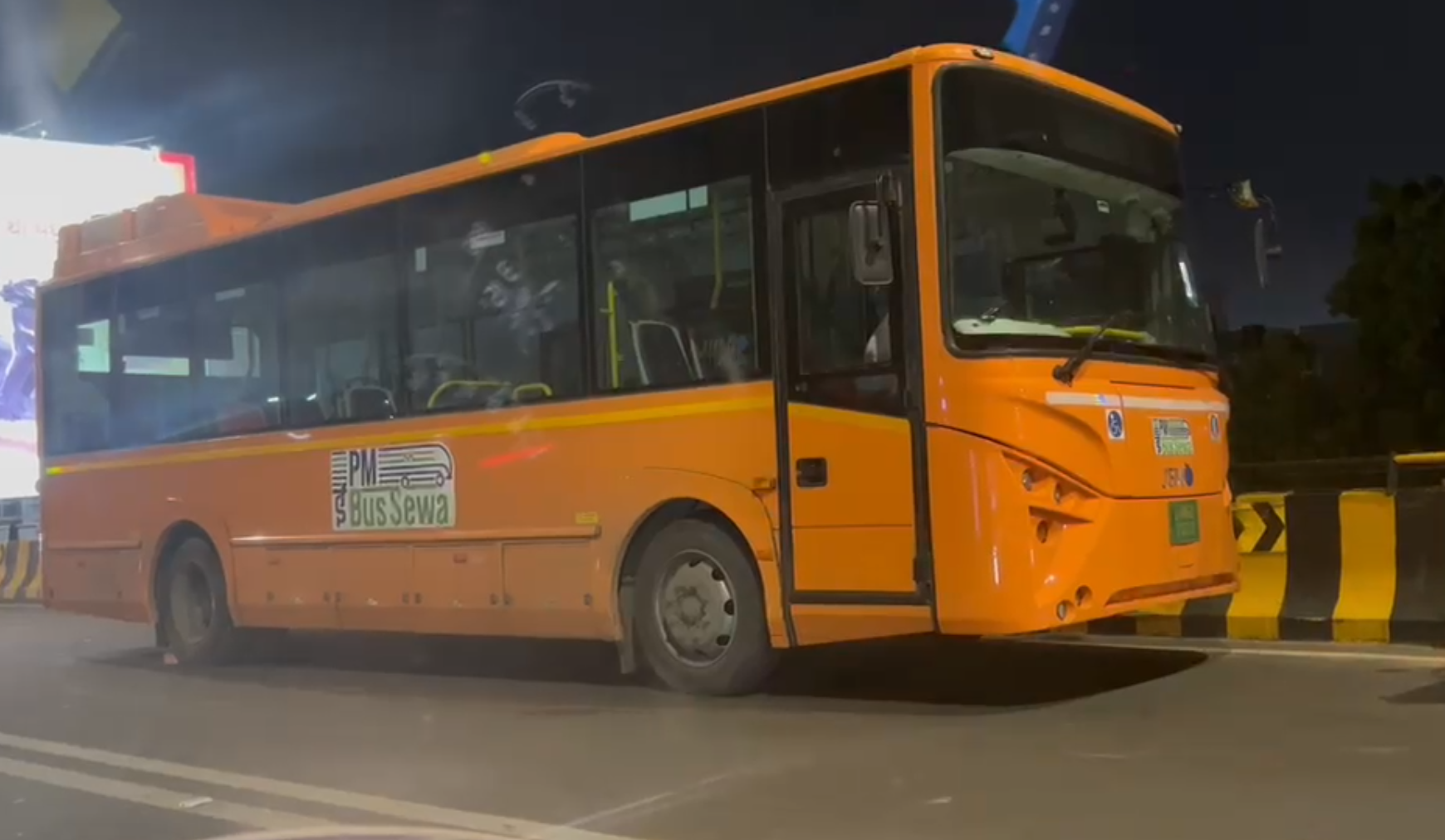 વડોદરામાં નવી EV બસ રસ્તા વચ્ચે બંધ પડી, મુસાફરોને હાલાકી