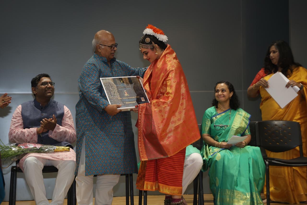 વર્ષોની વર્ચ્યુઅલ તાલીમ બાદ અમેરિકામાં રહેતી ૧૫ વર્ષની વિદ્યાર્થિનીનું ભરતનાટ્યમ અરેંગેત્રમ
