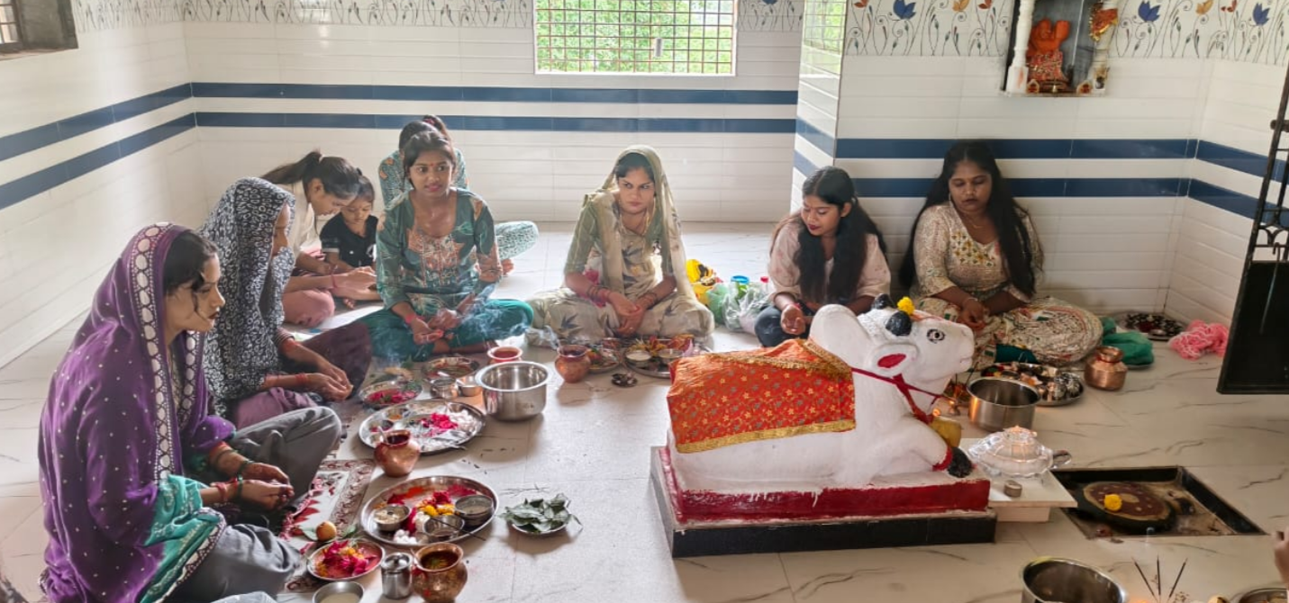 સિદ્ધનાથ મહાદેવ મંદિરના જીર્ણોદ્ધાર બાદ ભક્તોનો ધસારો, રસ્તા પર પાણી ભરાતાં ગ્રામજનોમાં રોષ