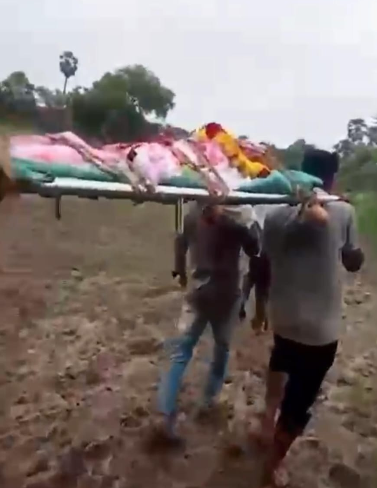 કાદવમાં નીકળી અંતિમયાત્રા, ખોયા ગામમાં તંત્ર સામે રોષ