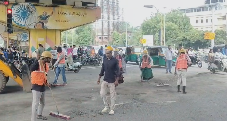 વરસાદી વિરામ બાદ વડોદરામાં રસ્તાના પેચવર્કની કામગીરી તેજ, તમામ ઝોનમાં તંત્ર સક્રિય