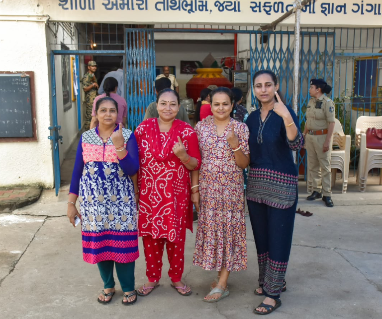 શાહીથી શોભતી આંગળીઓ અને લોકશાહીનો ગર્વ: માંજલપુર પેટાચૂંટણીમાં શાંતિપૂર્ણ રીતે ચાલી રહ્યું છે મતદાન