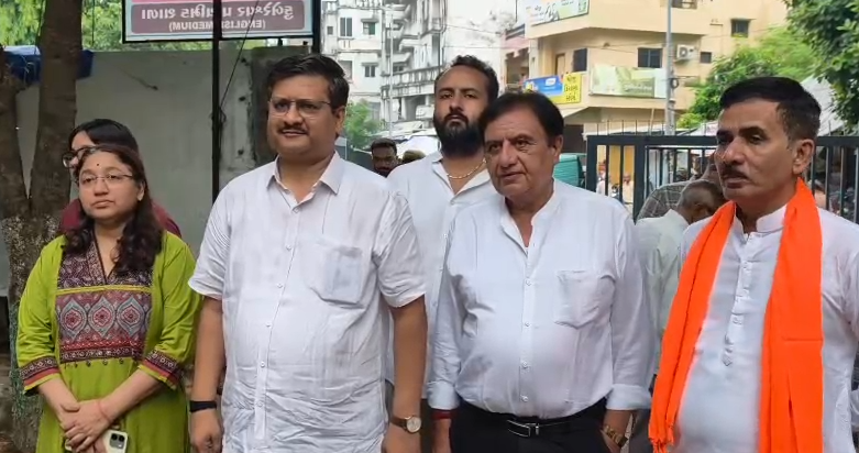 શાંતિપૂર્ણ માહોલમાં માંજલપુર વિધાનસભા પેટાચૂંટણીનું મતદાન શરૂ, શહેર ભાજપ પ્રમુખે સહપરિવાર મતદાન કર્યું