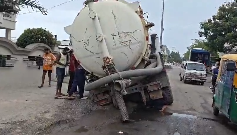 વાઘોડિયા રોડ પર નવી ગટરલાઈન પાસે પાલિકાની ગાડી ફસાઈ, કામગીરીની ગુણવત્તા સામે સવાલો