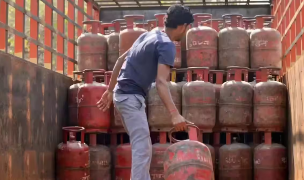 કોમર્શિયલ LPG સિલિન્ડરના ભાવમાં ₹200થી વધુનો ઘટાડો, હોટલ-રેસ્ટોરાં ઉદ્યોગને મોટી રાહત