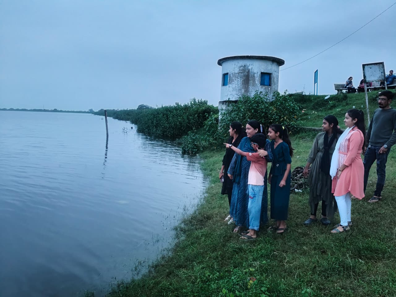 ડભોઈ તાલુકાનું વઢવાણા સિંચાઈ તળાવ 70 ટકા ભરાતાં રમણીય નજારો જોવા સહેલાણીઓ ઉમટી પડ્યા; ખેડૂતોમાં આનંદનો માહોલ