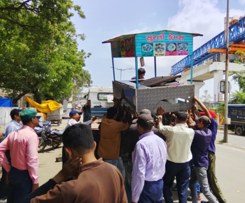 વડોદરામાં દબાણો પર VMCની તવાઈ: 3 ટ્રક સામાન જપ્ત, અનેક સ્થળે કાર્યવાહી