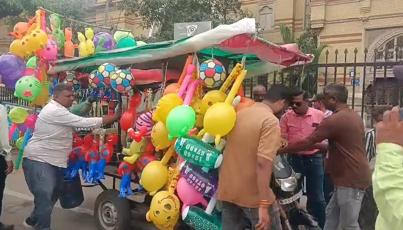 પાણીગેટ વિસ્તારમાં ગેરકાયદે દબાણો સામે પાલિકાનો બુલડોઝર, લારી-ગલ્લા અને પથારાઓ દૂર કરાયા