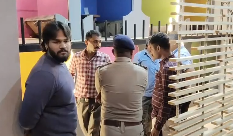 ફતેગંજના 'હિડન કાફે'માં સયાજીગંજ પોલીસનું સરપ્રાઈઝ ચેકિંગ, નિયમભંગ સામે સઘન તપાસ