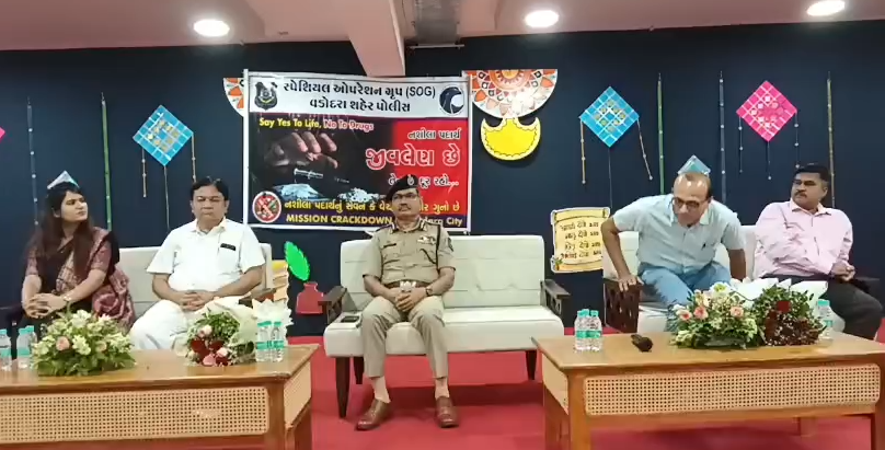 àª¨àª¶àª¾àª®à«àª•à«àª¤ àªµàª¡à«‹àª¦àª°àª¾ àª…àª­àª¿àª¯àª¾àª¨: àªªà«‹àª²à«€àª¸ àª•àª®àª¿àª¶àª¨àª°à«‡ àª¶àª¾àª³àª¾àª¨àª¾ àª†àªšàª¾àª°à«àª¯à«‹ àª¸àª¾àª¥à«‡ àª•àª°à«€ àª¬à«‡àª àª•, àª¨àª¶àª¾àª•àª¾àª°àª• àªªà«àª°àªµà«ƒàª¤à«àª¤àª¿àª“ àªªàª° àª¨àªœàª° àª°àª¾àª–àªµàª¾ àª…àªªà«€àª²