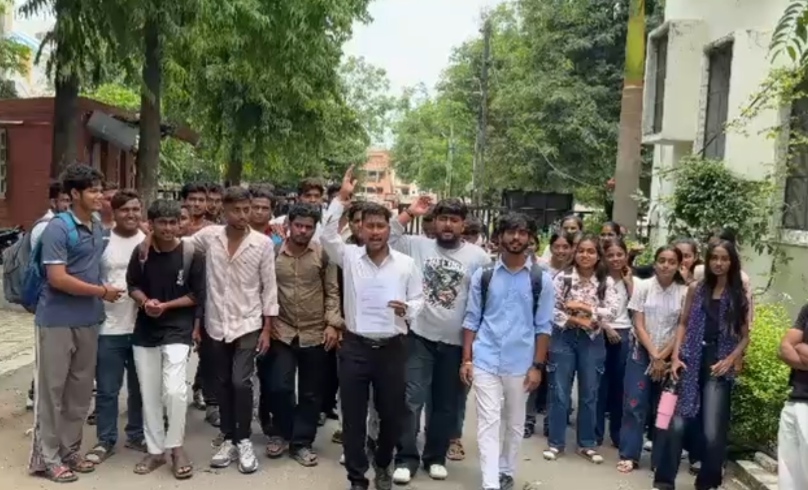 àªµàª¡à«‹àª¦àª°àª¾àª®àª¾àª‚ àªªàª¾àª¦àª°àª¾ àª¬àª¿àª²à«àª¡àª¿àª‚àª—àª¨àª¾ àªµàª¿àª¦à«àª¯àª¾àª°à«àª¥à«€àª“àª¨à«€ 75% àª¹àª¾àªœàª°à«€àª®àª¾àª‚ àª°àª¾àª¹àª¤ àª®àª¾àªŸà«‡ àª°àªœà«‚àª†àª¤