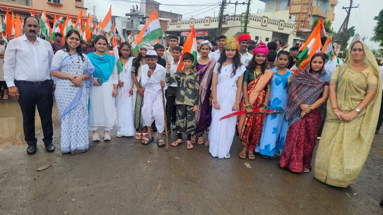 કરજણ તાલુકાના કંડારી ગામે 'હર ઘર તિરંગા' યાત્રાનું ઉત્સાહભેર આયોજન કરાયું