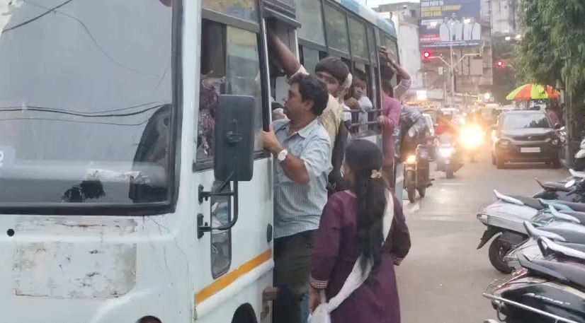 કરોડોના ખર્ચે ઈ-બસ, જૂની બસોમાં જીવના જોખમે પ્રવાસ,વિનાયક સિટી બસ સામે મુસાફરોનો આક્રોશ.