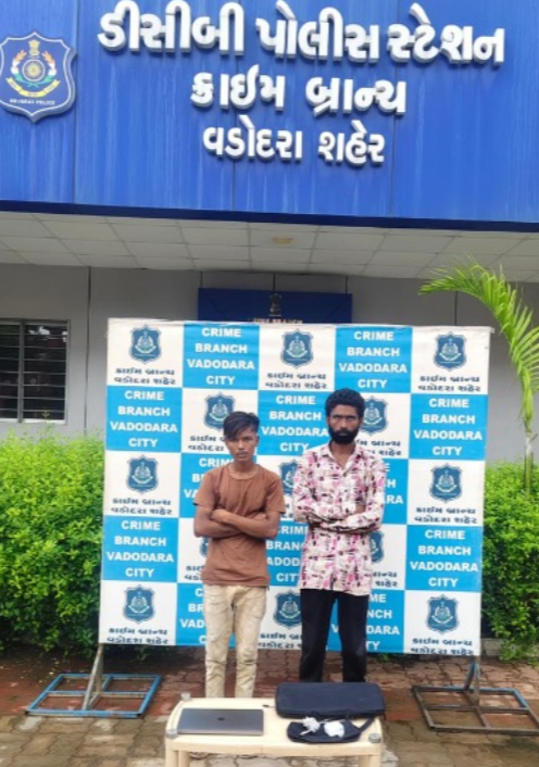  ડેકી ખોલી લેપટોપ-પર્સ પર હાથફેરો બે ઝડપાયા