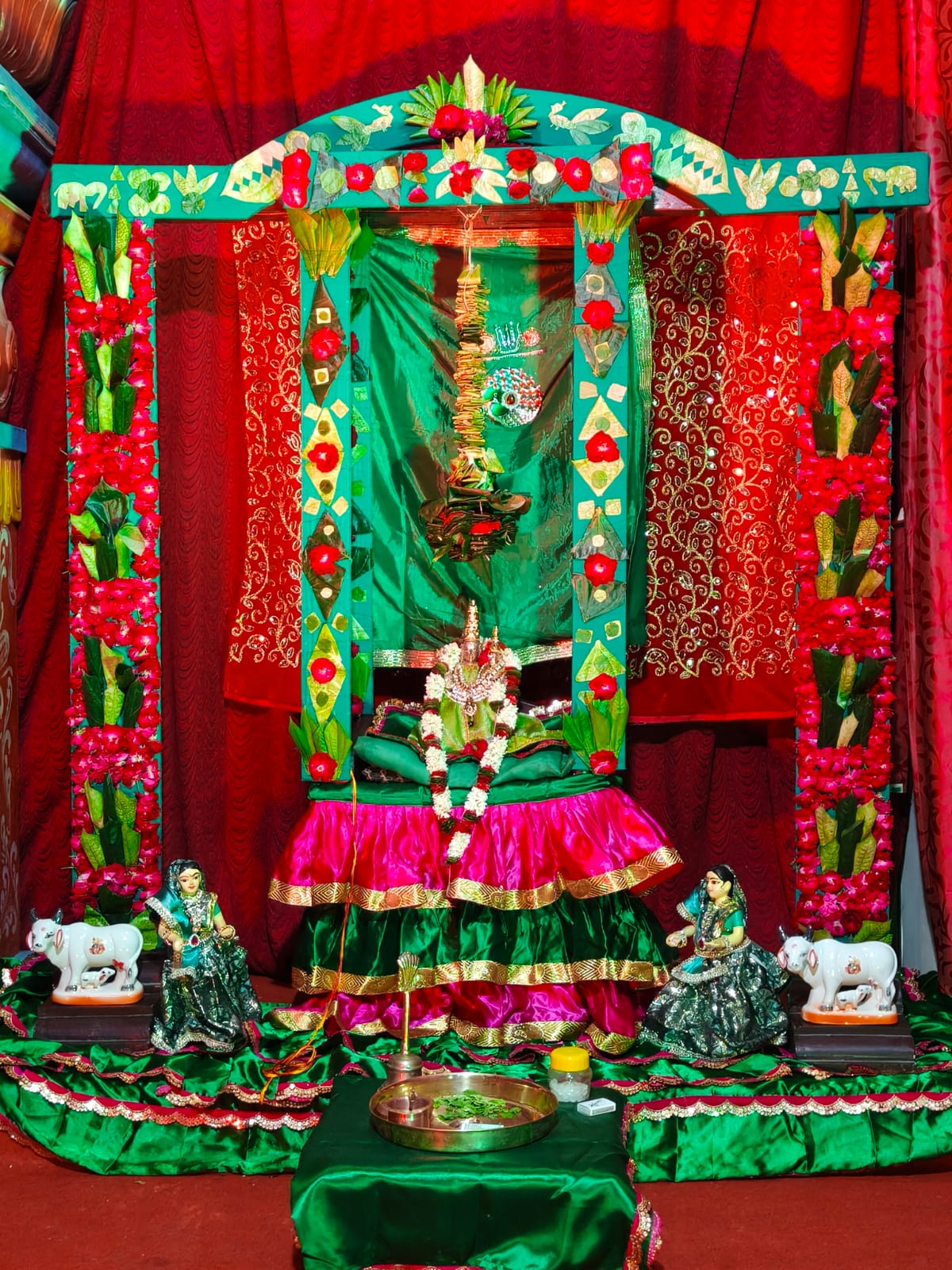 શ્રી વેંકટેશ બાલાજી મંદિરે પાનના હિંડોળા દર્શન યોજાયા
