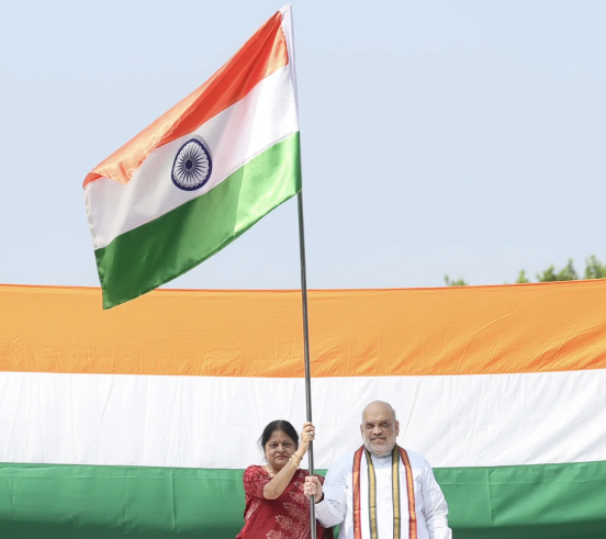 સ્વાતંત્ર્ય દિવસ પહેલા અમિત શાહે નિવાસસ્થાને ફરકાવ્યો તિરંગો