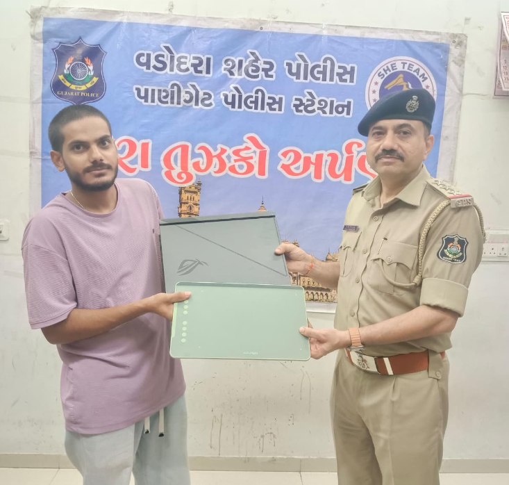 રિક્ષામાં ભૂલાયેલી રૂ.1.51 લાખની લેપટોપ બેગ કલાકોમાં શોધી પાણીગેટ પોલીસે પરત કરી