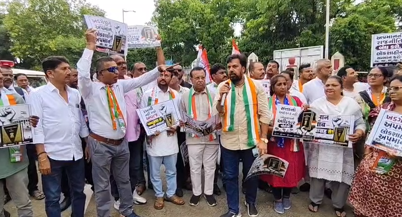 મલ્લિકાર્જુન ખડગેના અપમાનના વિરોધમાં વડોદરા કોંગ્રેસનું સત્યાગ્રહ