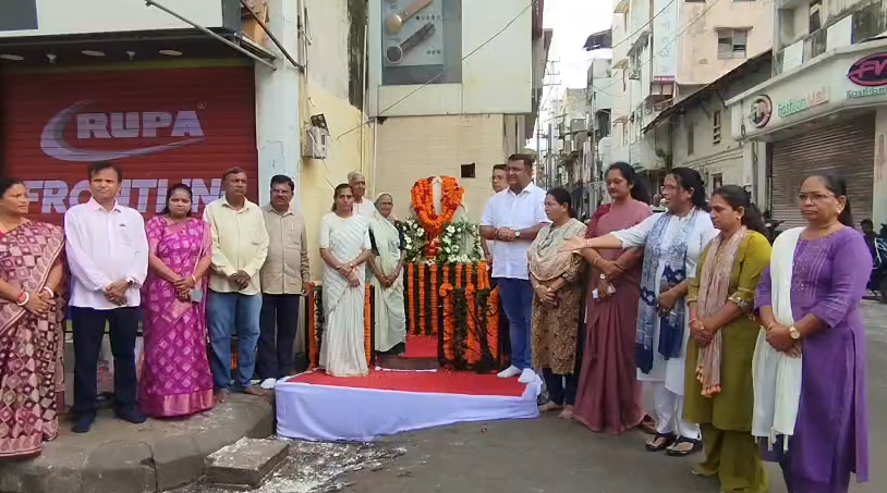 વીર શહીદ સોમાભાઈ પંચાલ અને ભગવાનદાસ રાણાને પાલિકા દ્વારા શ્રદ્ધાંજલિ