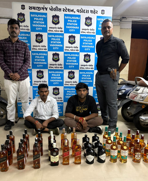 રેલવે સ્ટેશન બહાર દારૂ સાથે બે ઝડપાયા