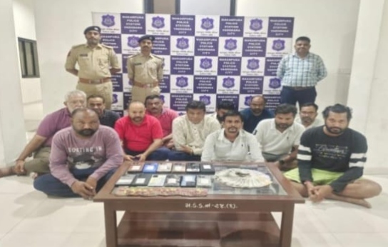 મકરપુરામાં બંધ મકાનમાં જુગાર રમતા 12 ઝડપાયા