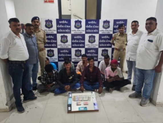 પાણીગેટમાં જુગાર રમતા 8 ઝડપાયા, રૂ.71,300નો મુદ્દામાલ કબજે