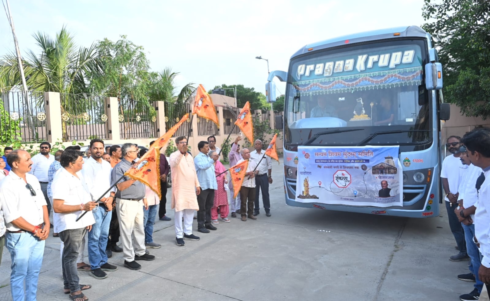 કેદારનાથ ધામ માટે રુદ્રાક્ષ-ડમરૂ સાથે યાત્રાનું પ્રસ્થાન