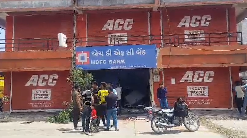 ભરૂચના આમદરા ગામે તસ્કરો HDFC બેંકમાં રહેલ તિજોરી ટ્રેકટર વડે ખેતરમાં ખેંચી  ગયા