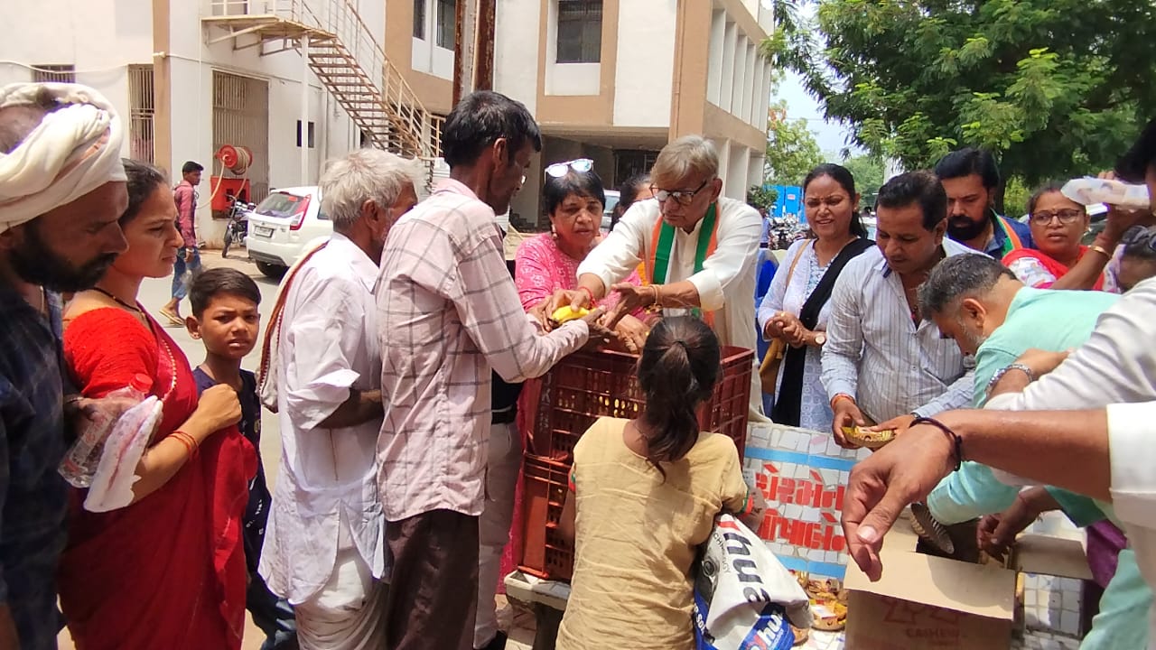 રાહુલ ગાંધીના જન્મદિવસ નિમિત્તે  શહેર કોંગ્રેસ સમિતિ દ્વારા સયાજી હોસ્પિટલ પાછળના ભાગે જરૂરિયાત મંદ નેફૂટ વિતરણ કરવામાં આવ્યું