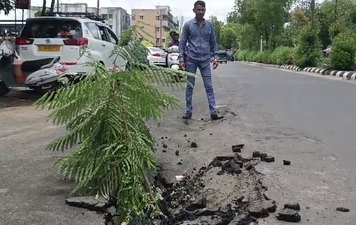 કોન્ટ્રાક્ટરની હલકી કામગીરીના કારણે અમિત નગર સર્કલ થી પાણી ટાંકીને જવાના રોડ પર ભુવા પડ્યો.