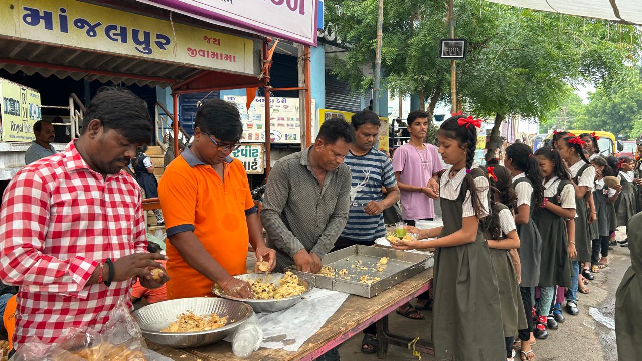 જયરામ ભજન મંડળ માંજલપુર દ્વારા ગૌરીવ્રત ના પૂર્વ સંધ્યા એ કુંવારિકાઓ તથા ઉપવાસ કરતી બહેનોનો માટે પાણીપુરી નું વીતરણ કરવામાં આવ્યું