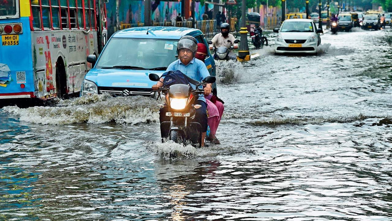 મુંબઈમાં ભારે વરસાદના કારણે એલર્ટ 