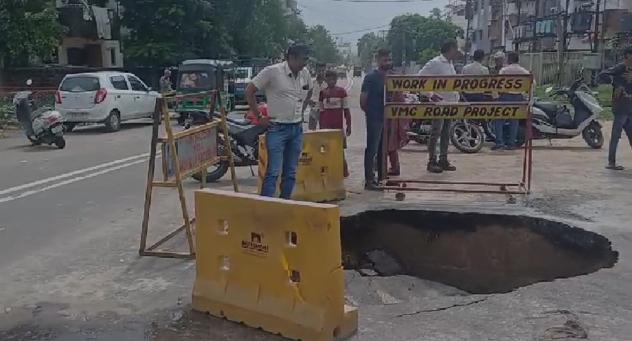 વડોદરા શહેર ચોમાસા દરમિયાન ઠેર ઠેર ભુવા