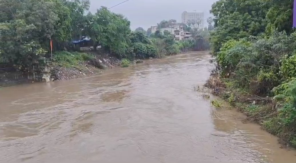 કાલાઘોડા બ્રિજ નીચે વિશ્વામિત્રીના જળસ્તર 18.70 ફૂટે વહ્યા, વડોદરામાં રેડ એલર્ટ જાહેર 