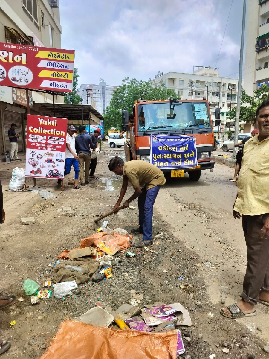 વડોદરા મહાનગરપાલિકાના નોર્થ ઝોનમાં સુરત મનપાની ટીમ દ્વારા સઘન સફાઈ કામગીરી