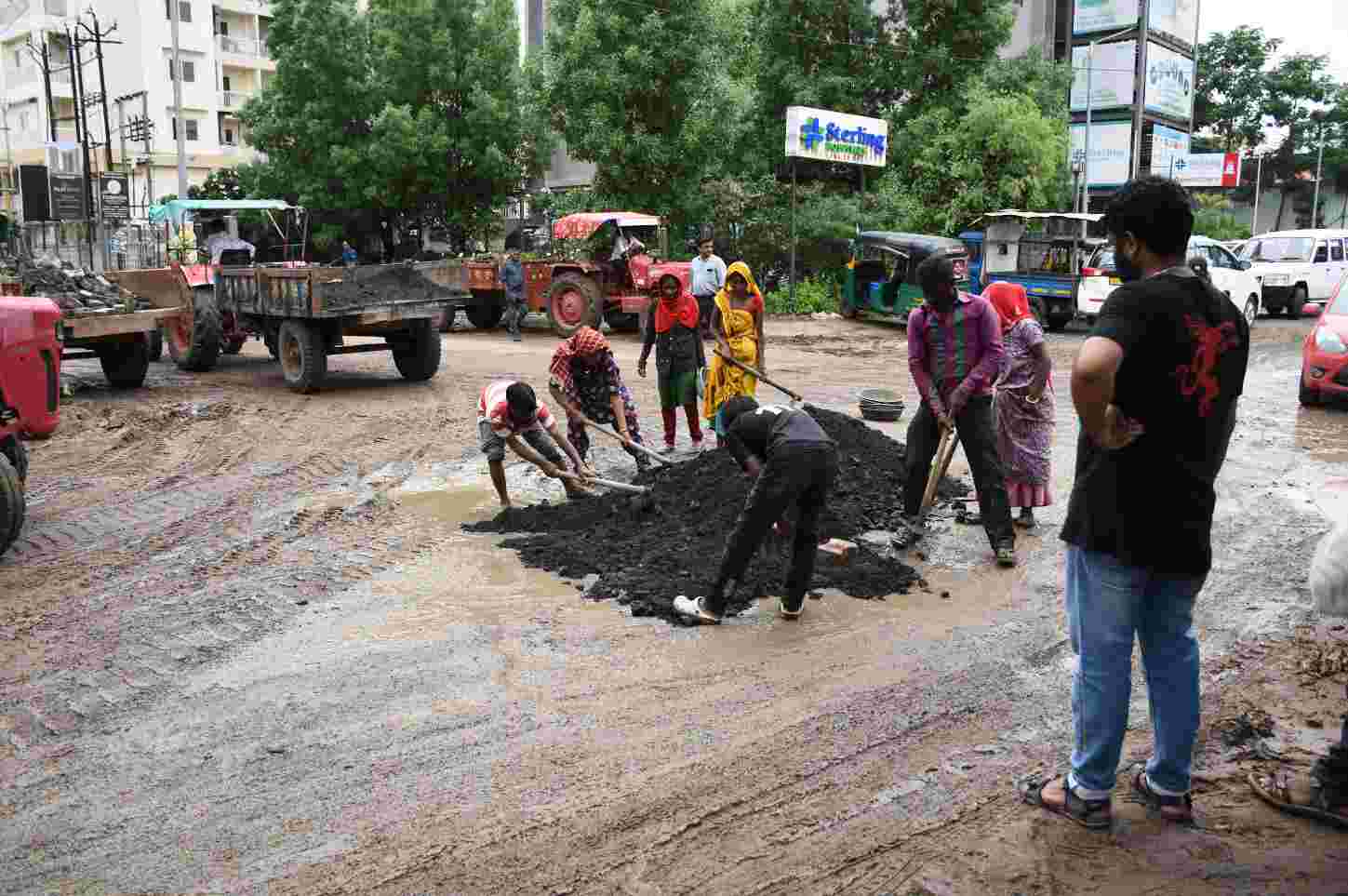 ૮ હજાર માનવકલાકોની મહેનત અને બે હજાર મેટ્રિક ટન મટીરીયલથી વડોદરા શહેરના ક્ષતિગ્રસ્ત રસ્તાઓ સમારકામ કરી પૂર્વવત કરાયા