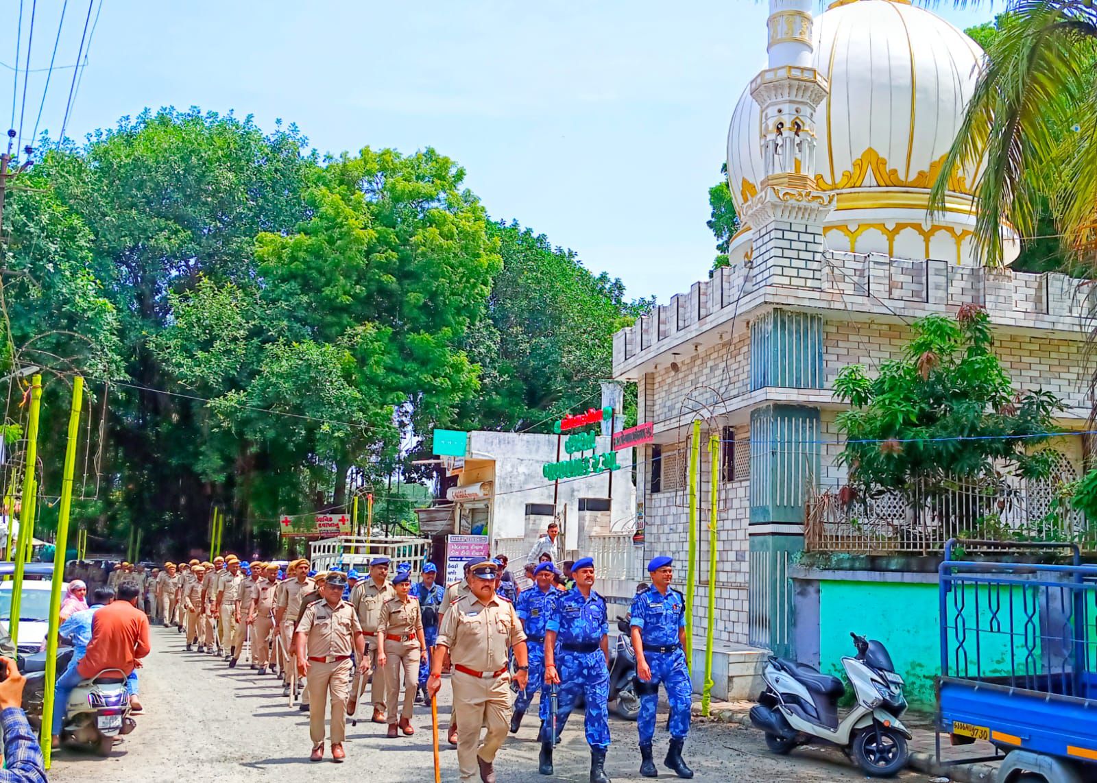 શ્રીજી વિસર્જન યાત્રા અને ઈદ-એ-મિલાદ તહેવાર પ્રસંગે કાયદો અને વ્યવસ્થા જાળવવા ફૂટ પેટ્રોલિંગ કરતી ગોરવા પોલીસ સ્ટેશનની ટીમ 