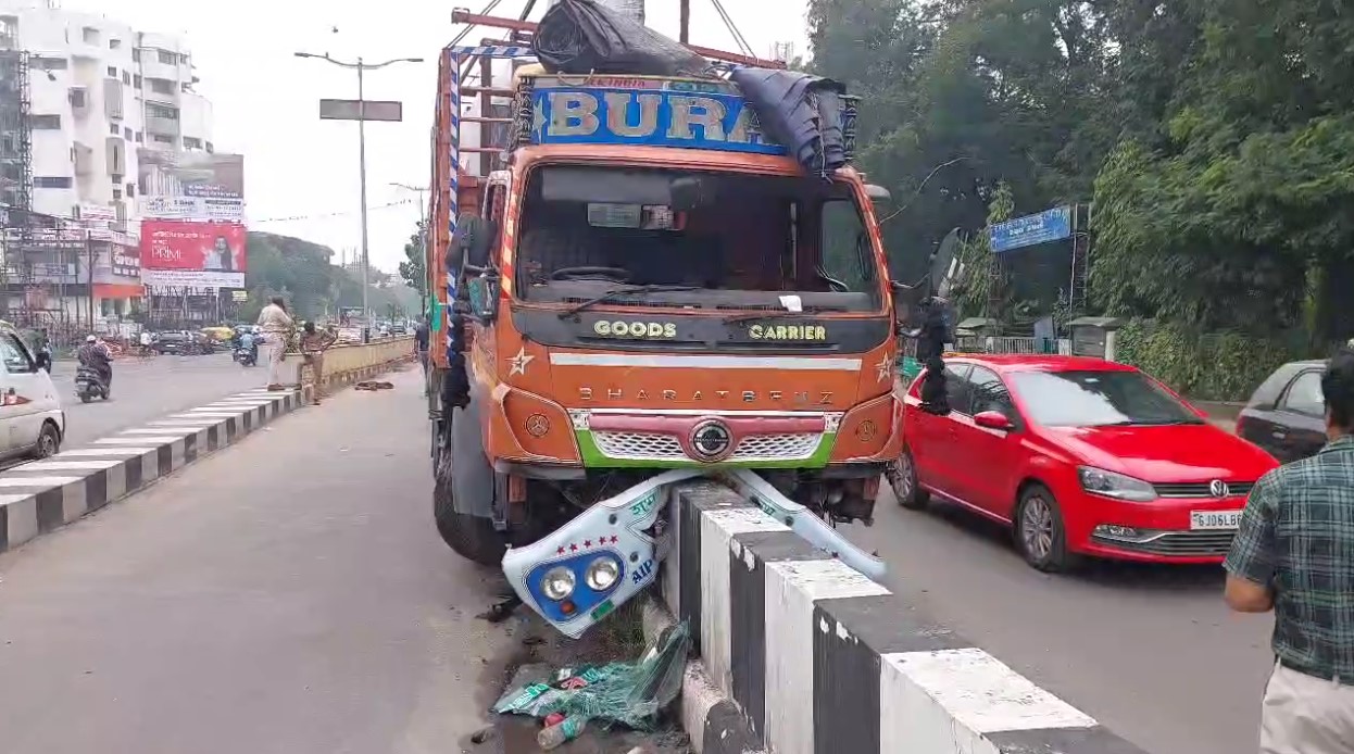 વડોદરાના અટલ બ્રિજ પર મોડી રાતે અકસ્માત થયો 